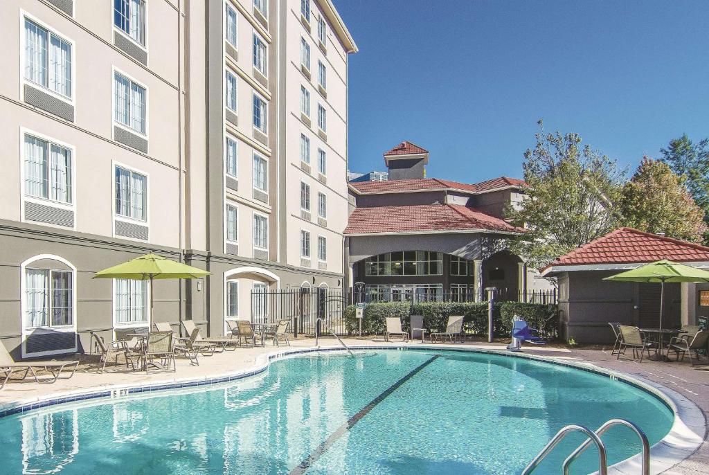 La Quinta Inn & Suites by Wyndham Atlanta Perimeter Medical image