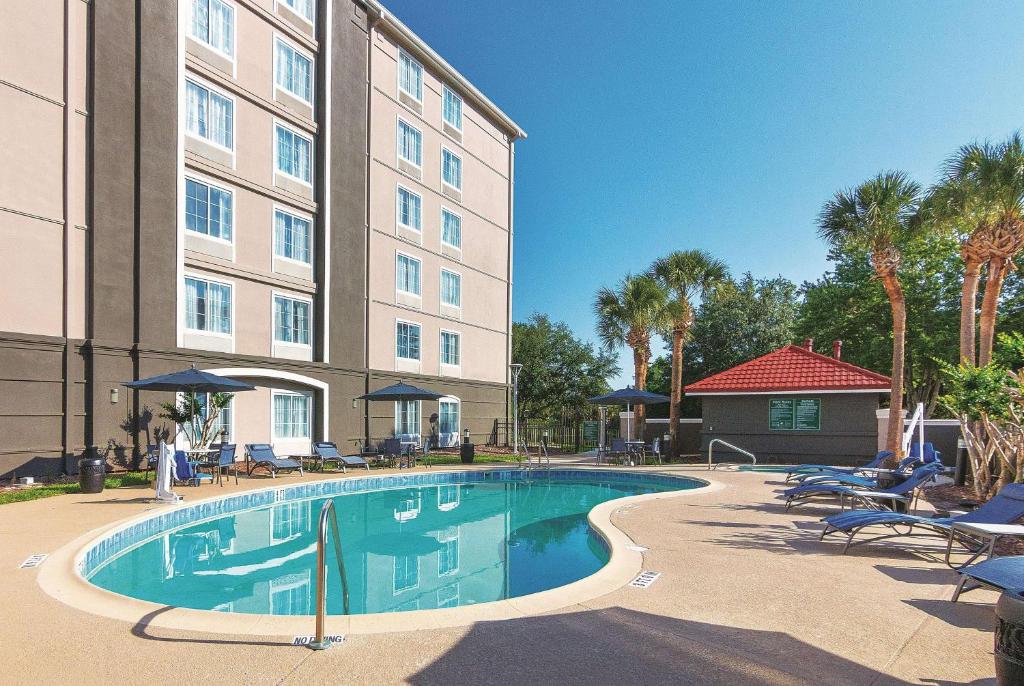 La Quinta Inn & Suites by Wyndham Orlando UCF image