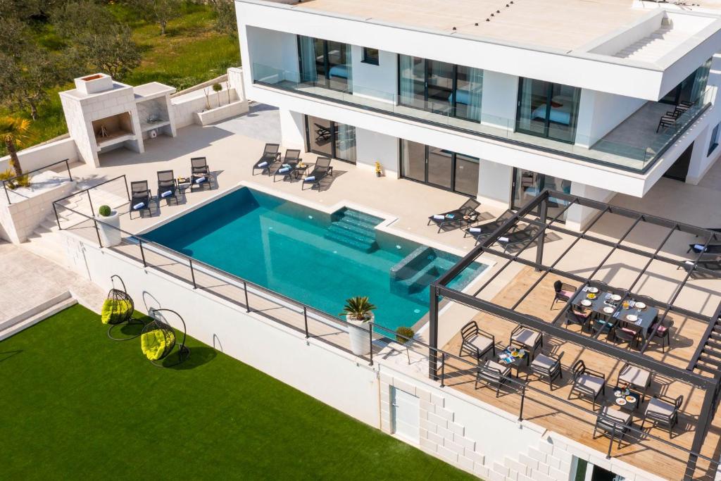 Luxury Villa Spotlight with Pool photo 1