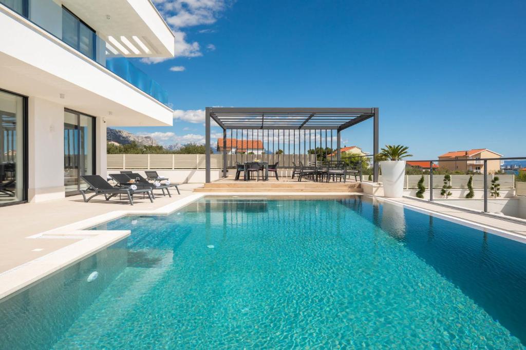 Luxury Villa Spotlight with Pool photo 3