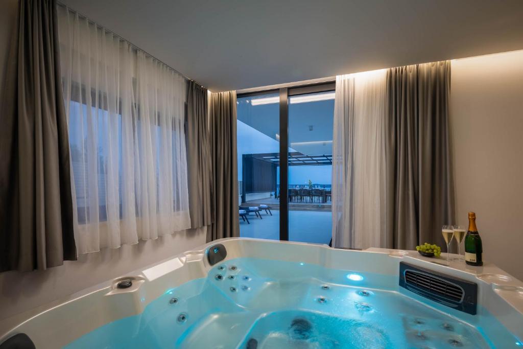 Luxury Villa Spotlight with Pool photo 4