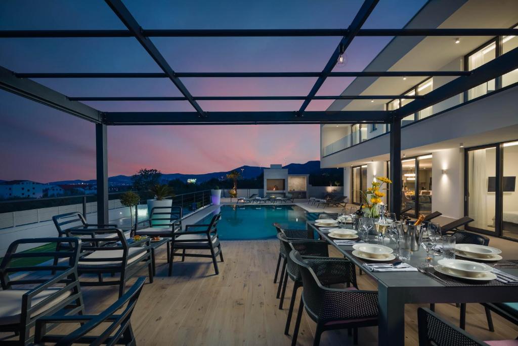 Luxury Villa Spotlight with Pool photo 2