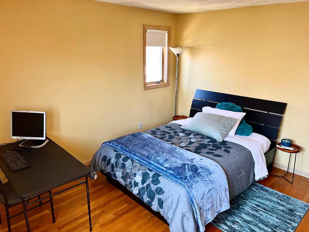 Inviting room with workstation photo 1