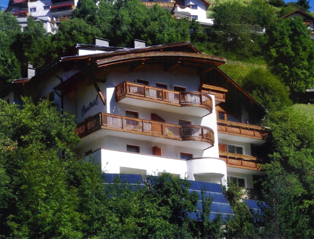 Hotel Garni Central - Zimmer - Studios - Apartments photo 1