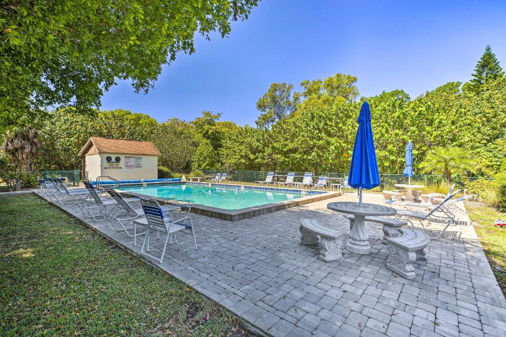 Coastal Condo with Pool Access Less Than 1 Mi to Beach! photo 2