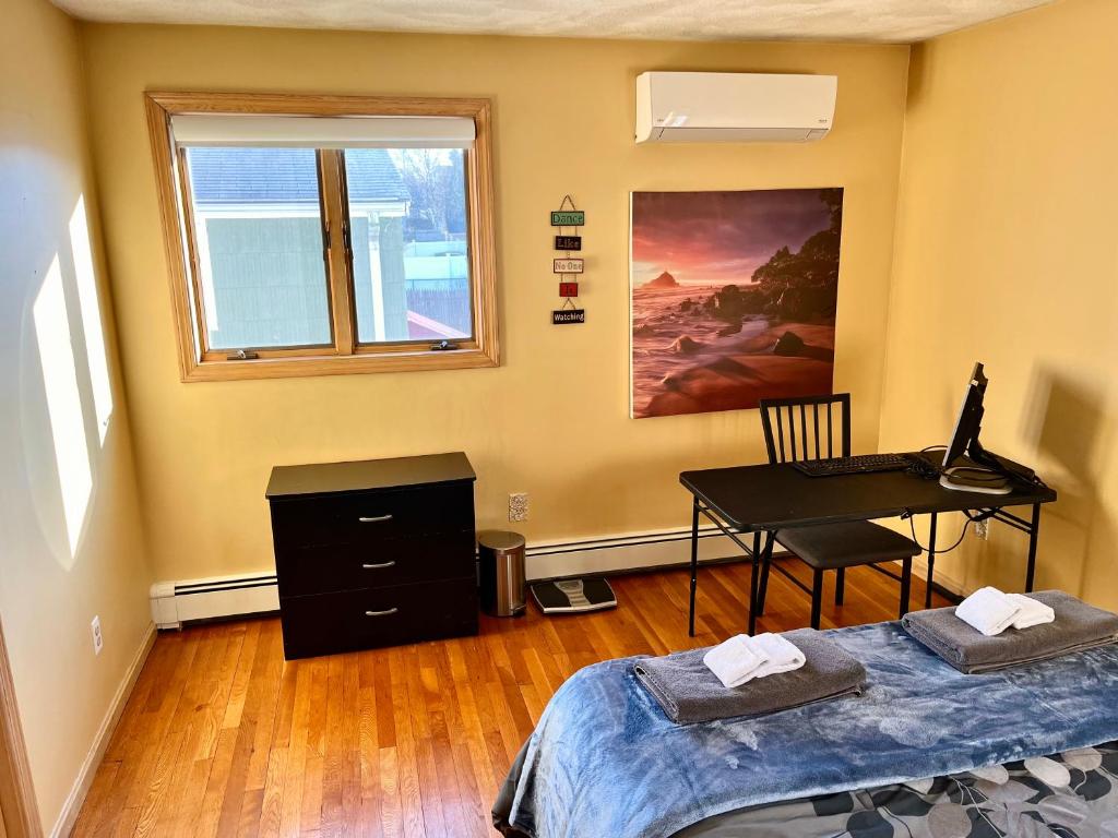 Inviting room with workstation photo 3