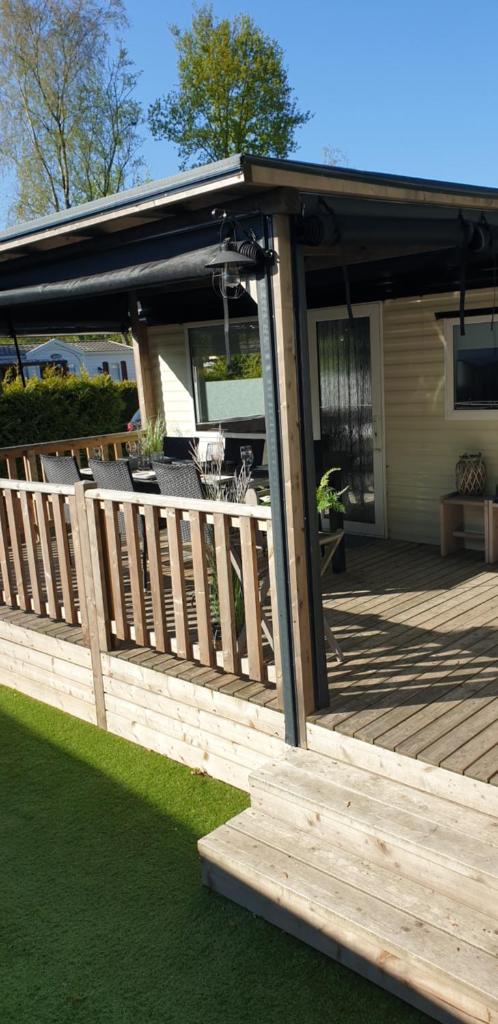 Chalet op vakantiepark Bergumermeer photo 3