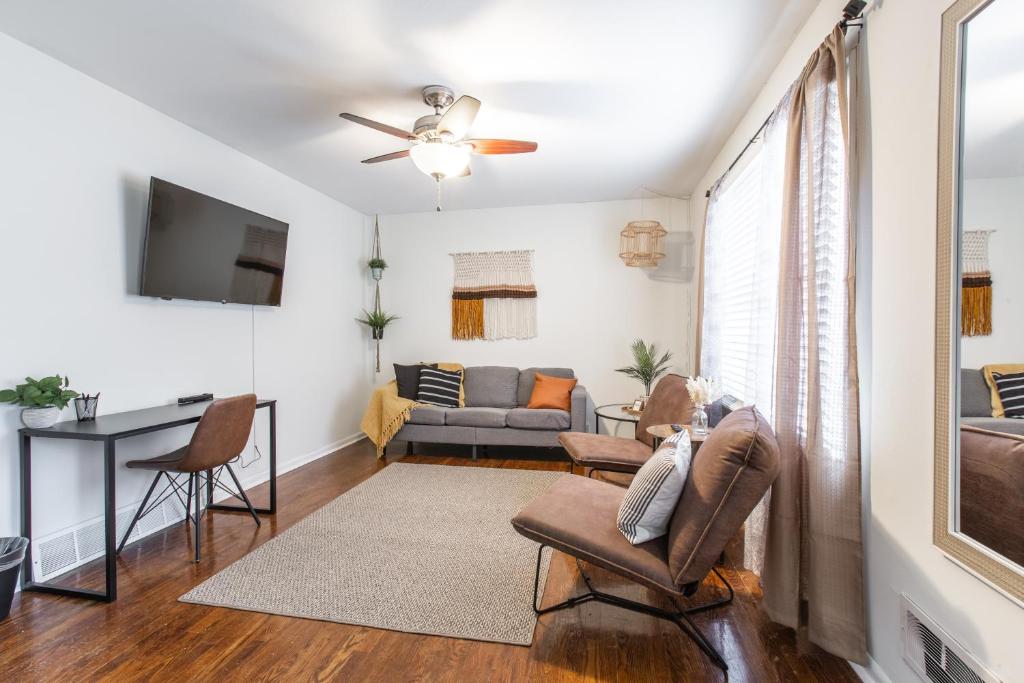 3 Bedrooms House in Waldo Kansas City image