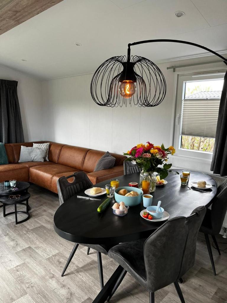 Polderhuisje 2 - Heerlijk chalet met overkapt terras en 2 slaapkamers - max 4 pers - 3 km van Noordzee - locatie op camping 2 photo 2
