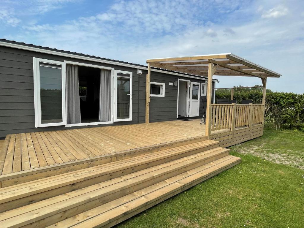 Polderhuisje 2 - Heerlijk chalet met overkapt terras en 2 slaapkamers - max 4 pers - 3 km van Noordzee - locatie op camping 2