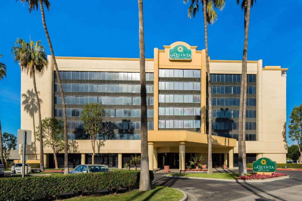 La Quinta Inn & Suites by Wyndham Buena Park image