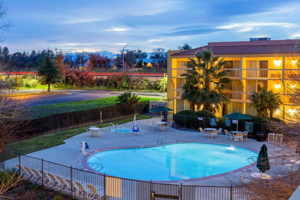 La Quinta Inn & Suites by Wyndham Redding image