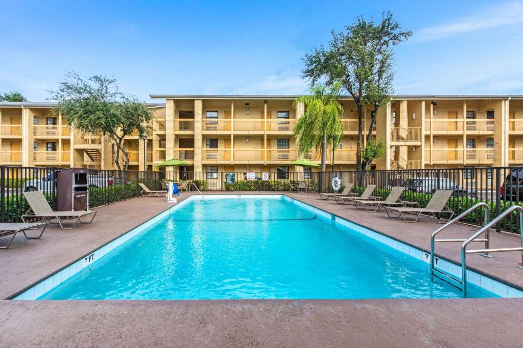 La Quinta Inn by Wyndham Miami Airport North image