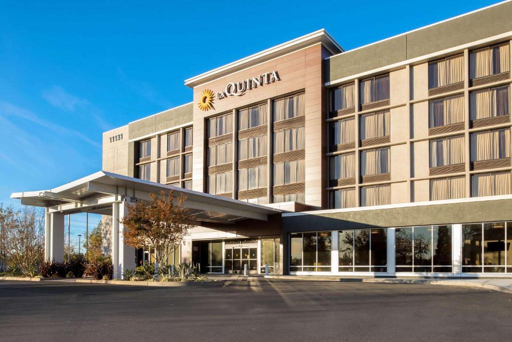La Quinta Inn & Suites by Wyndham Rancho Cordova Sacramento image