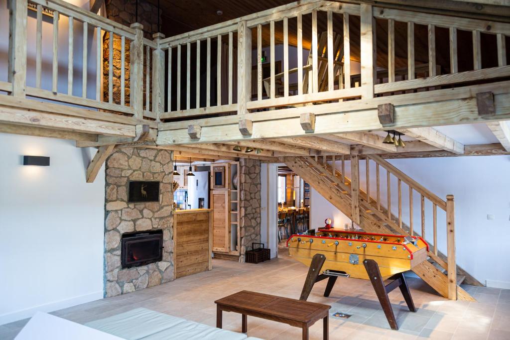 Grand chalet convivial avec sa piscine intérieure photo 1