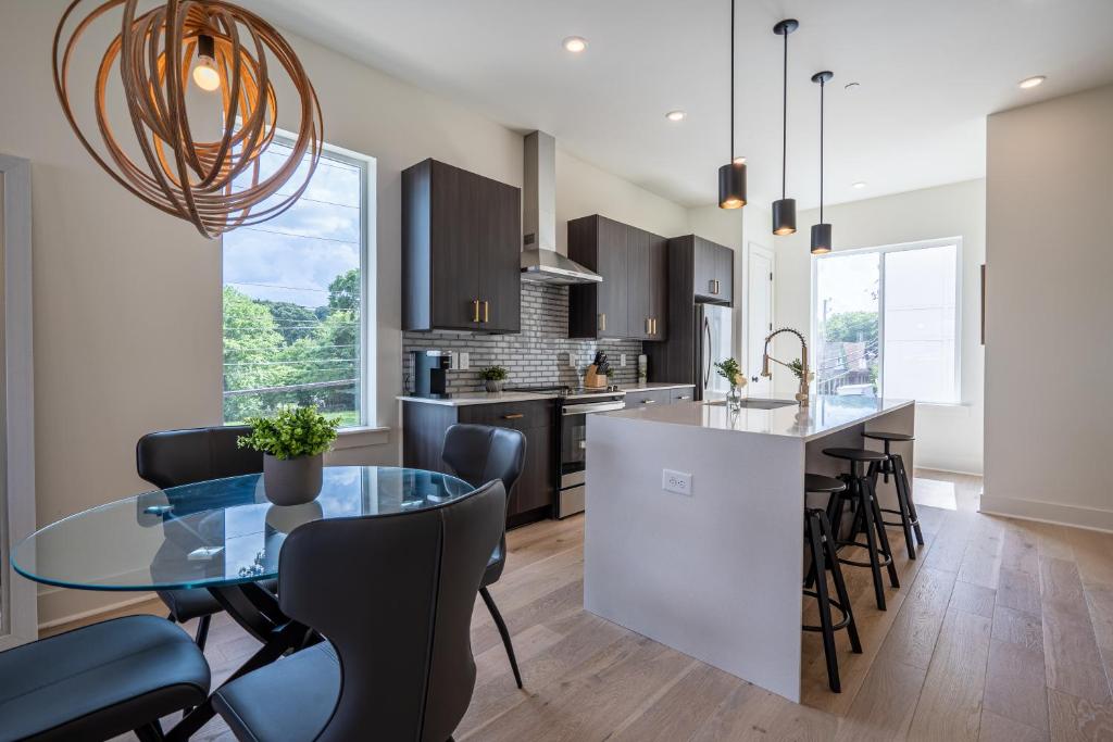 Downtown ATL Modern Home - Private Rooftop Terrace image