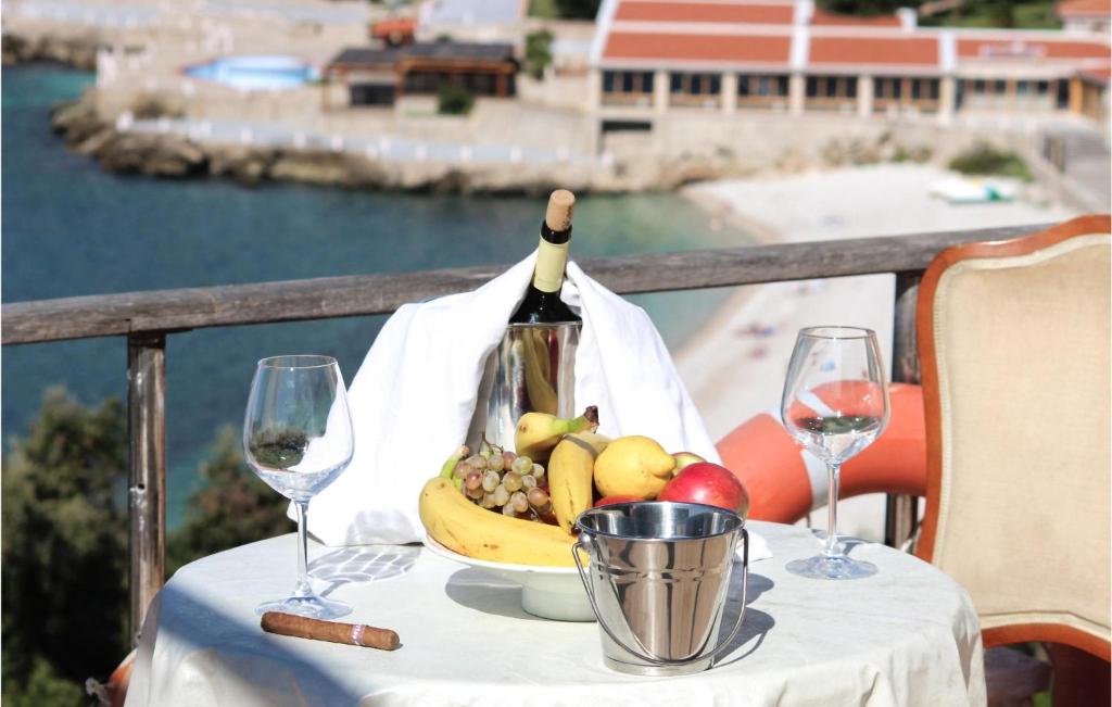 Amazing Apartment In Utjeha With Wifi And Jacuzzi photo 1