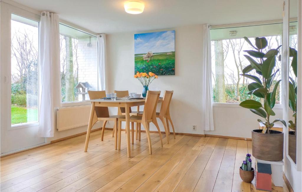 Awesome Home In Brouwershaven With Wifi And 3 Bedrooms photo 1