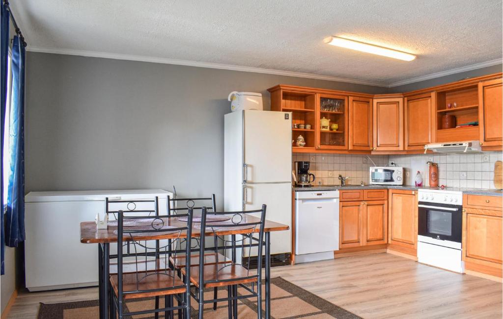 Nice Apartment In S-4275 Svelandsvik With 2 Bedrooms And Wifi photo 1