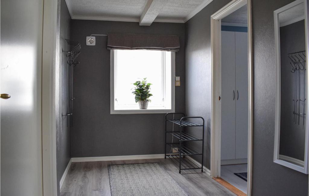 Nice Apartment In S-4275 Svelandsvik With 2 Bedrooms And Wifi photo 3