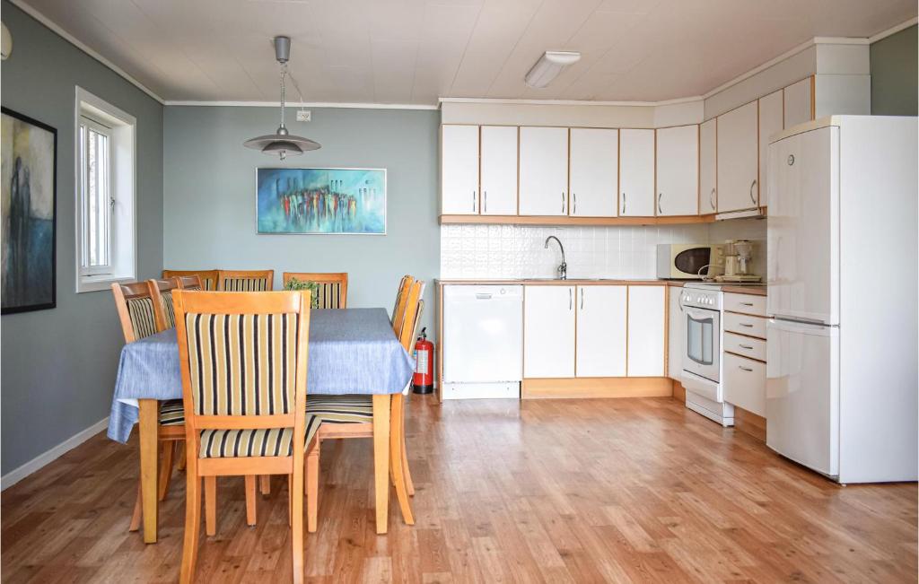 Awesome Home In Nedstrand With 4 Bedrooms, Jacuzzi And Sauna photo 1