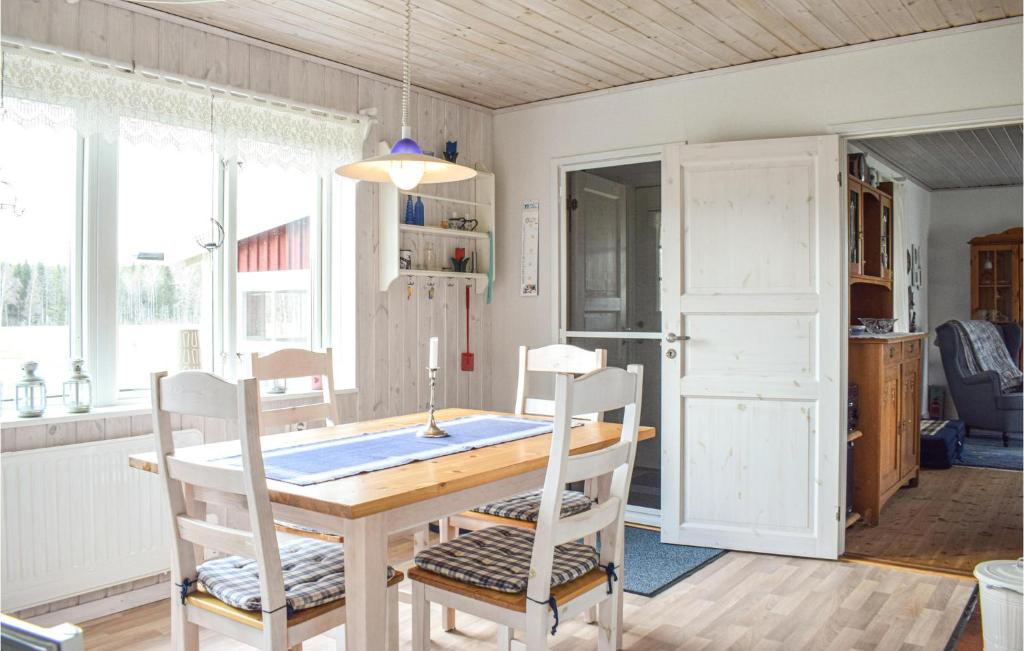 Awesome Home In Fgelfors With 3 Bedrooms photo 3