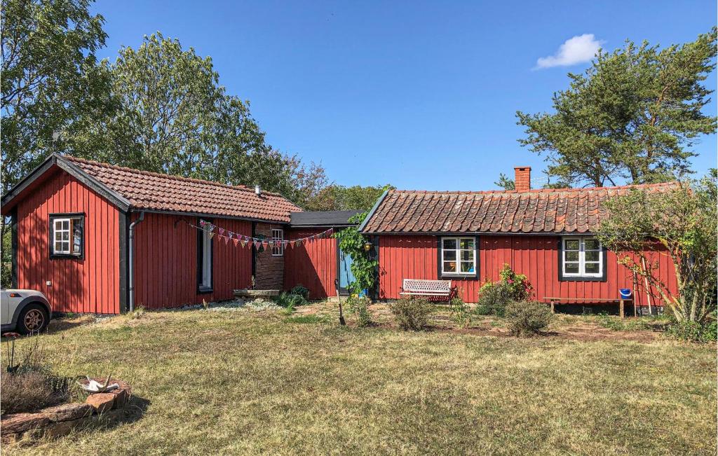 Stunning Home In Mrbylnga With 3 Bedrooms And Wifi