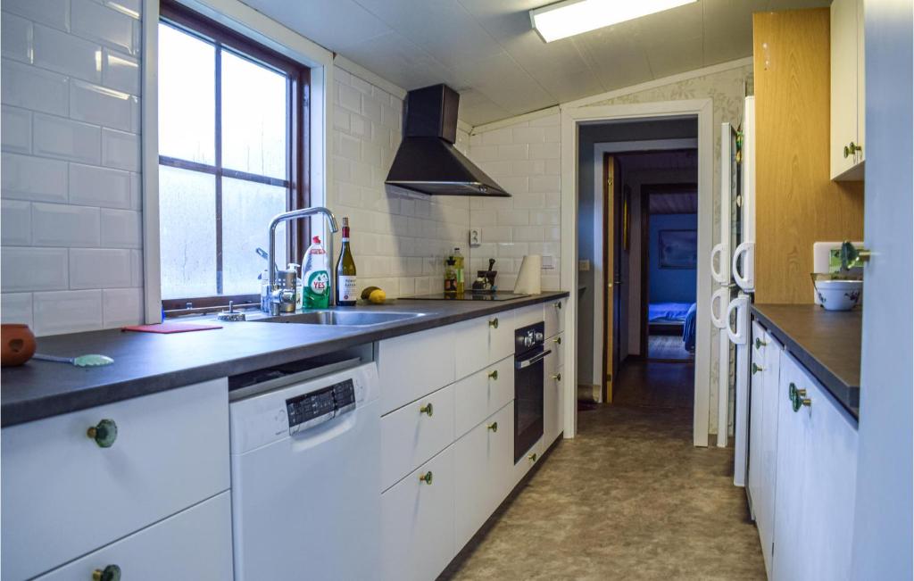 Nice Home In Borgholm With 5 Bedrooms And Wifi photo 3