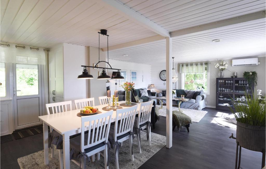 Amazing Home In Hjo With 3 Bedrooms And Wifi photo 1
