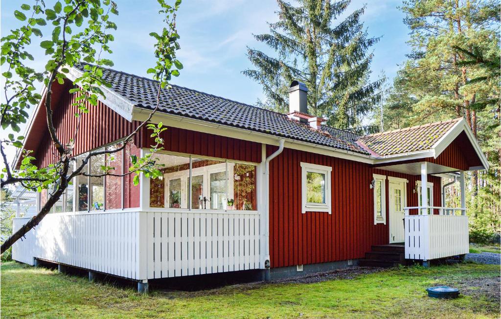 Awesome Home In Mariefred With 2 Bedrooms And Wifi
