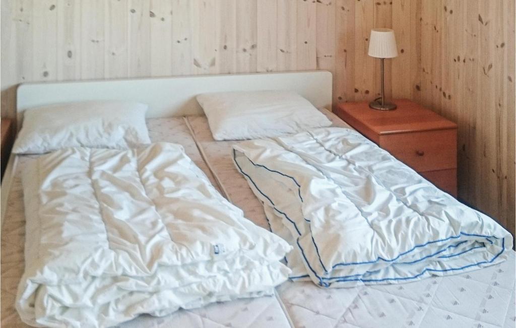 Nice Home In Hyllestad With 2 Bedrooms And Wifi photo 1
