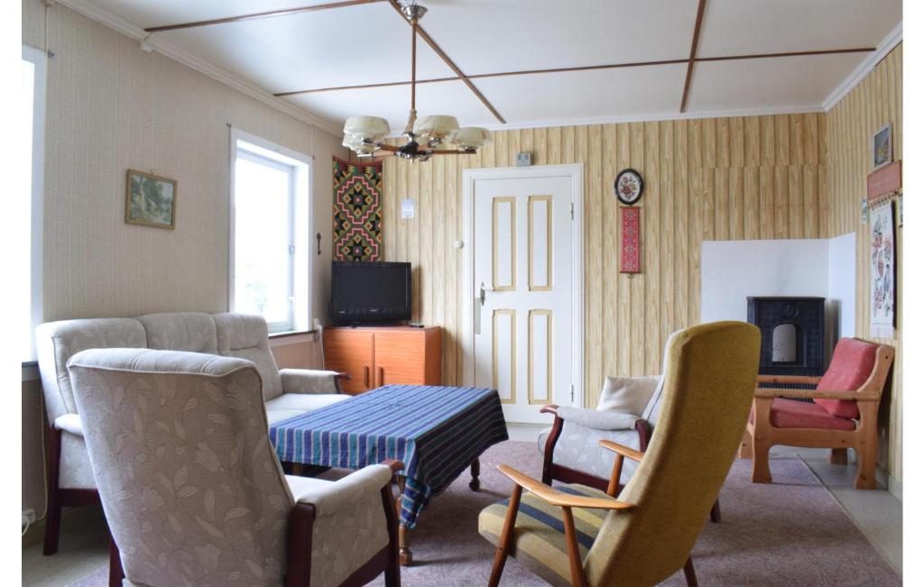 Nice Home In Lavik With Wifi And 5 Bedrooms photo 2