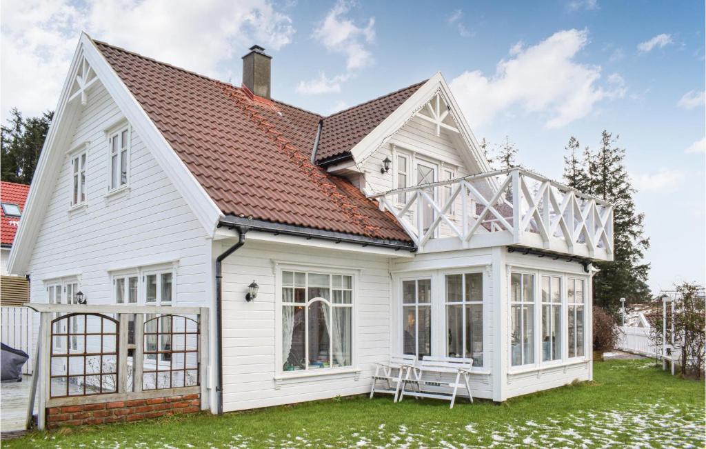 Stunning Home In Fjell With Wifi And 3 Bedrooms