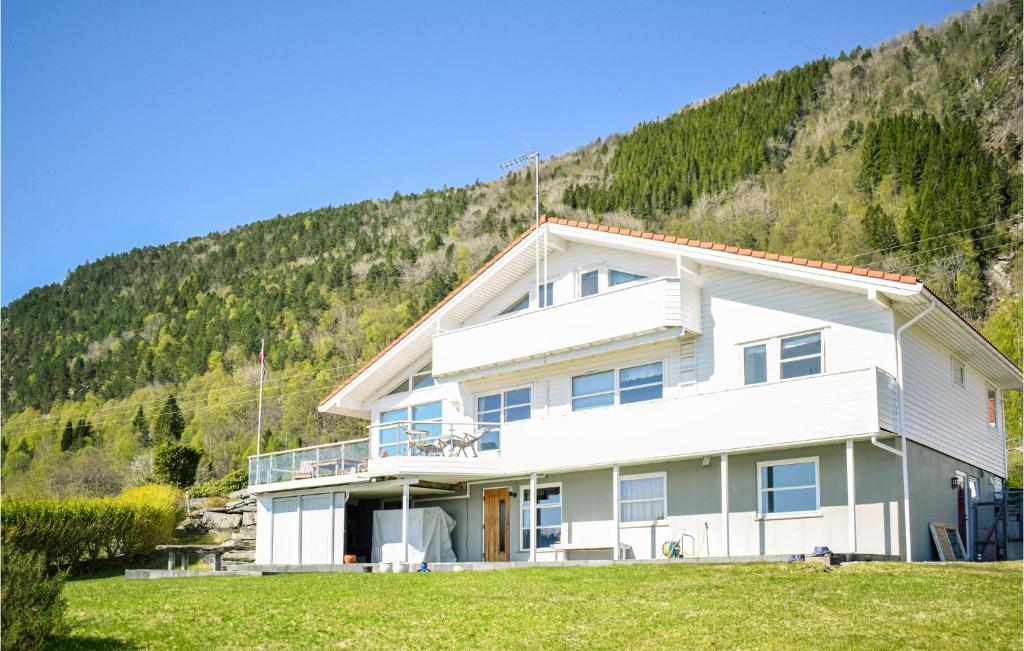 Nice Home In Lavik With Wifi And 4 Bedrooms photo 2
