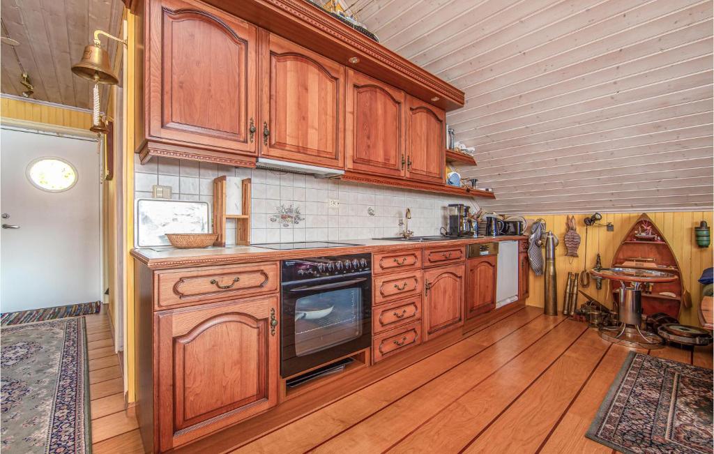 Amazing Home In Hundeidvik With 2 Bedrooms And Internet photo 1