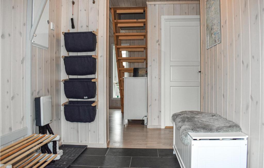 Amazing Home In yer With 4 Bedrooms photo 4