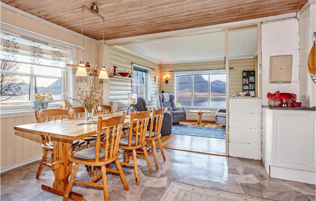 Nice Home In Sortland With 5 Bedrooms And Wifi photo 2