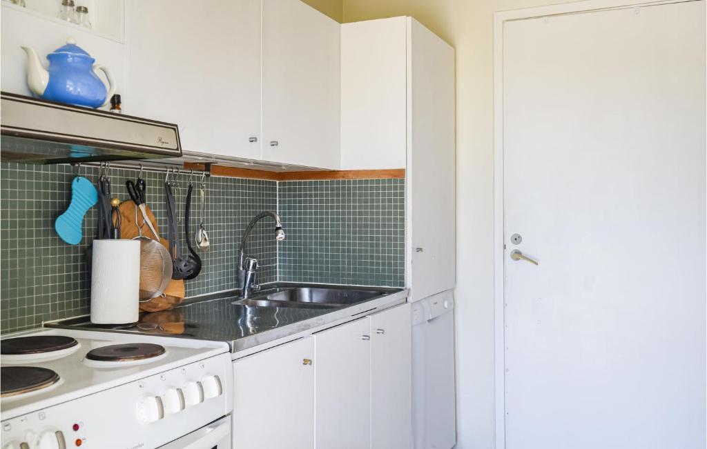 Awesome Home In Hjlteby With 3 Bedrooms And Wifi photo 3