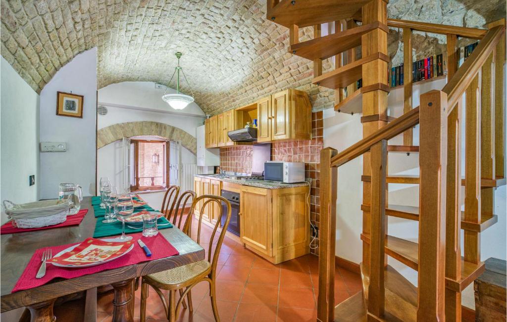 Awesome Apartment In San Gimignano With 2 Bedrooms And Wifi photo 3
