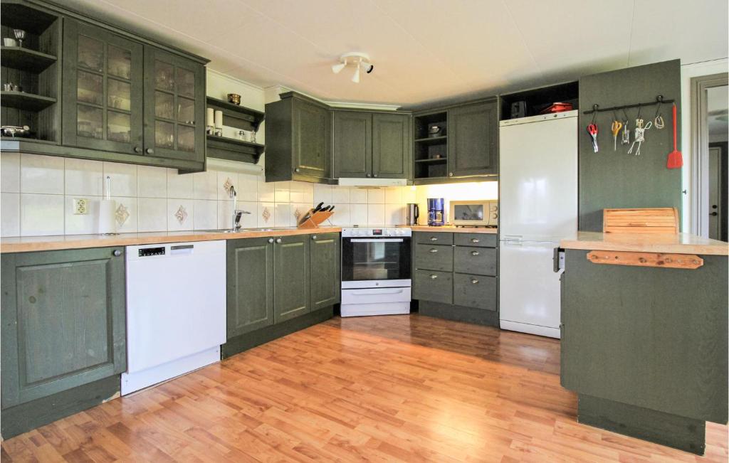 Nice Home In Lidhult With Wifi And 5 Bedrooms photo 4