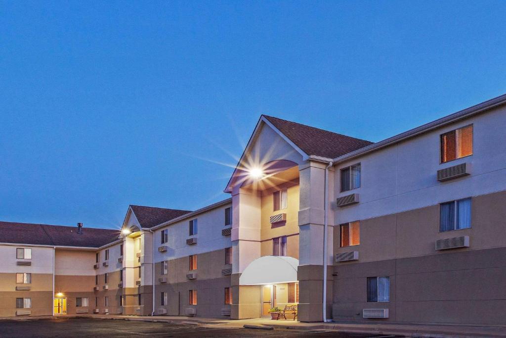 MainStay Suites Wichita Northeast image