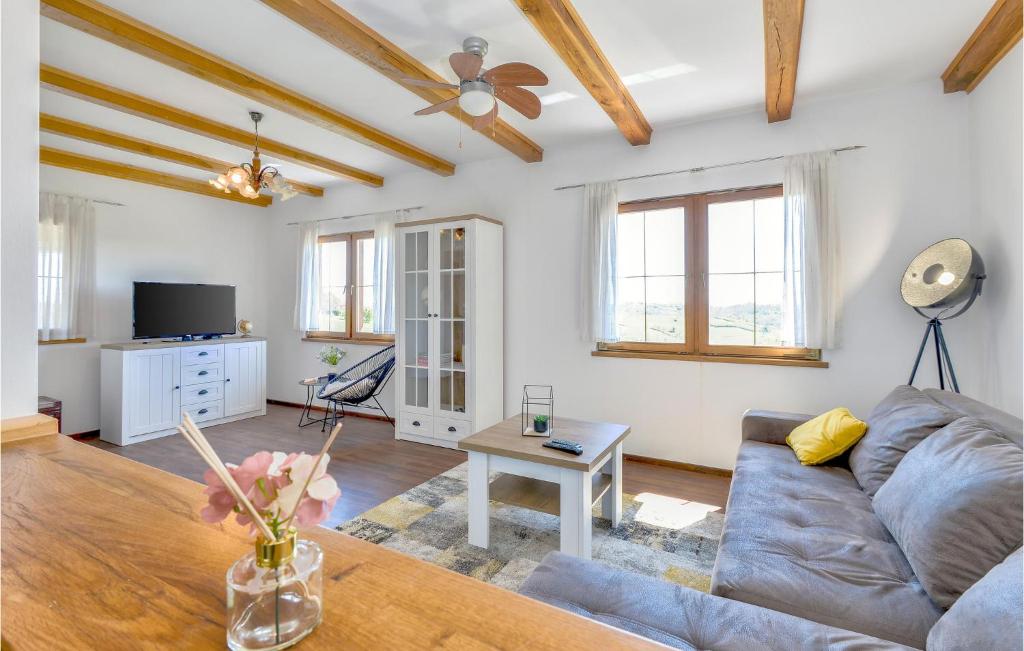 Nice Home In Krasic With 3 Bedrooms, Wifi And Outdoor Swimming Pool photo 3