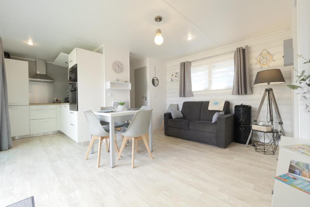 Sur la cote dans un village de chalets avec piscine photo 4
