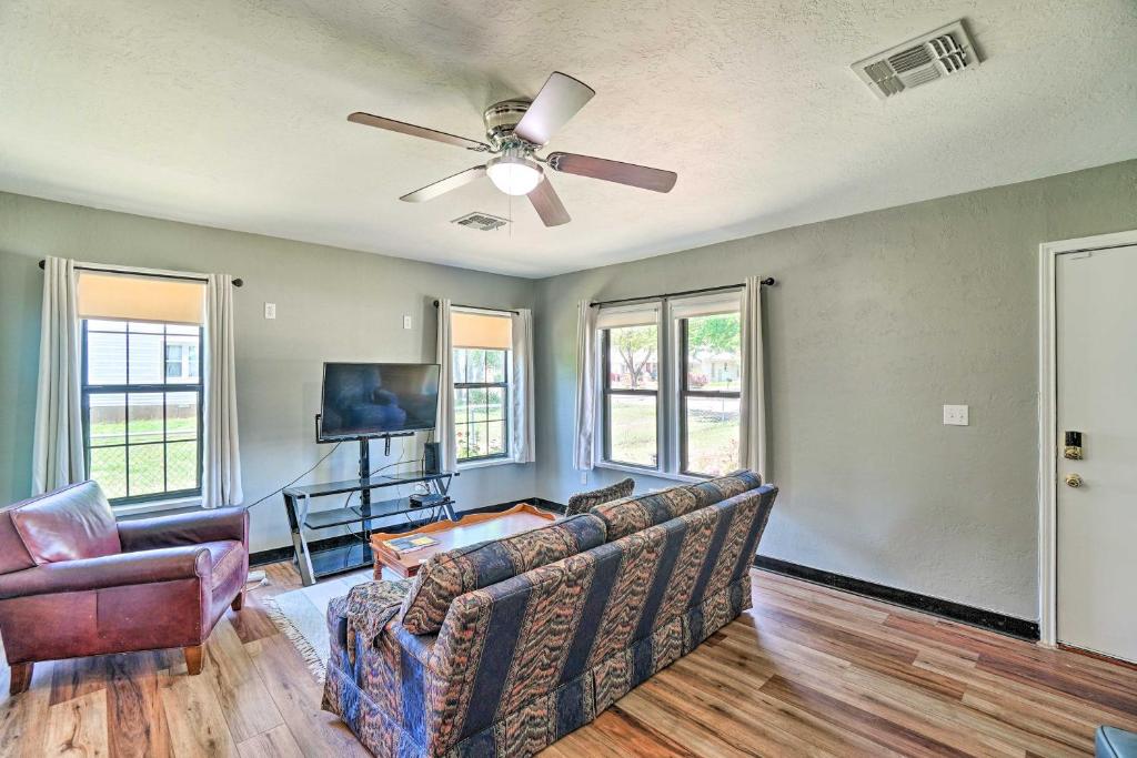 Centrally Located Lawton Home Dogs Welcome! photo 3