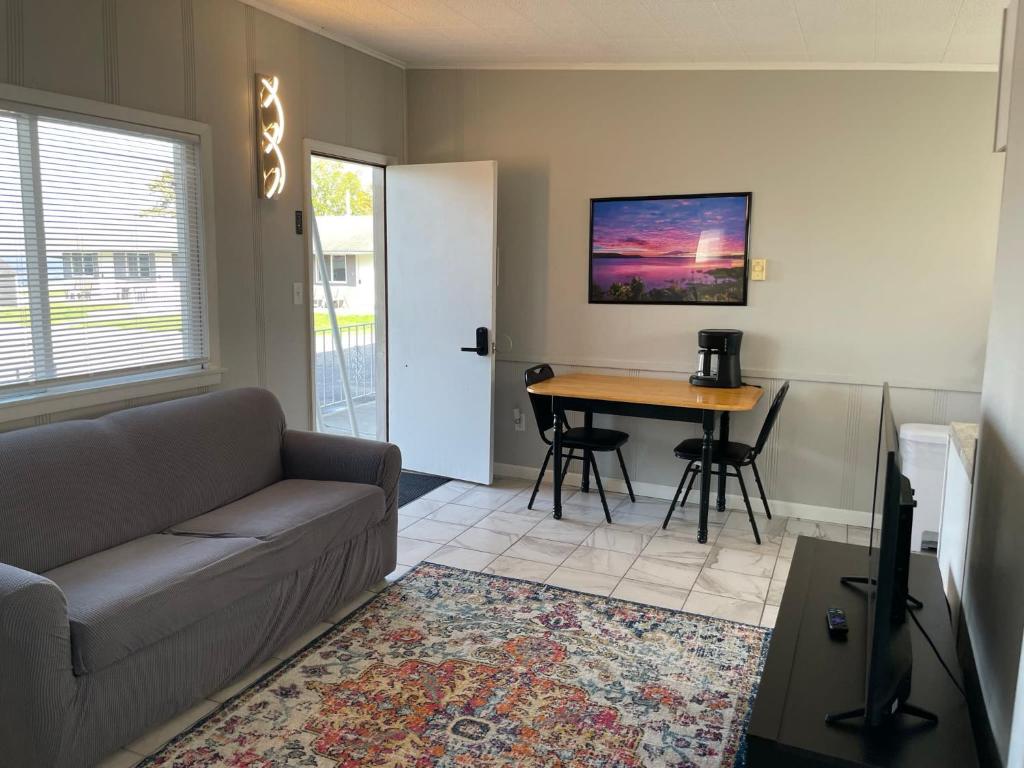 2 Bedroom Suite with kitchen photo 1