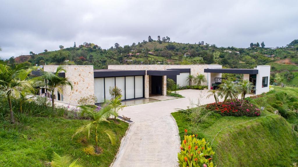 Villa al lado de la represa de Guatapé con jacuzzi y cancha de tennis privada