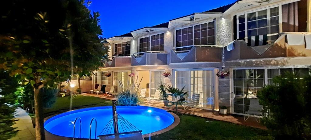 Aloha Luxury Apartments photo 2