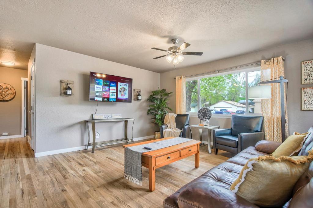 NEW Central, Cozy 5BR House in Old Colorado City