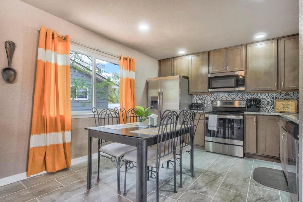 NEW Central, Cozy 5BR House in Old Colorado City photo 1