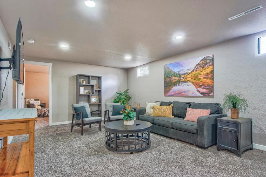 NEW Central, Cozy 5BR House in Old Colorado City photo 2
